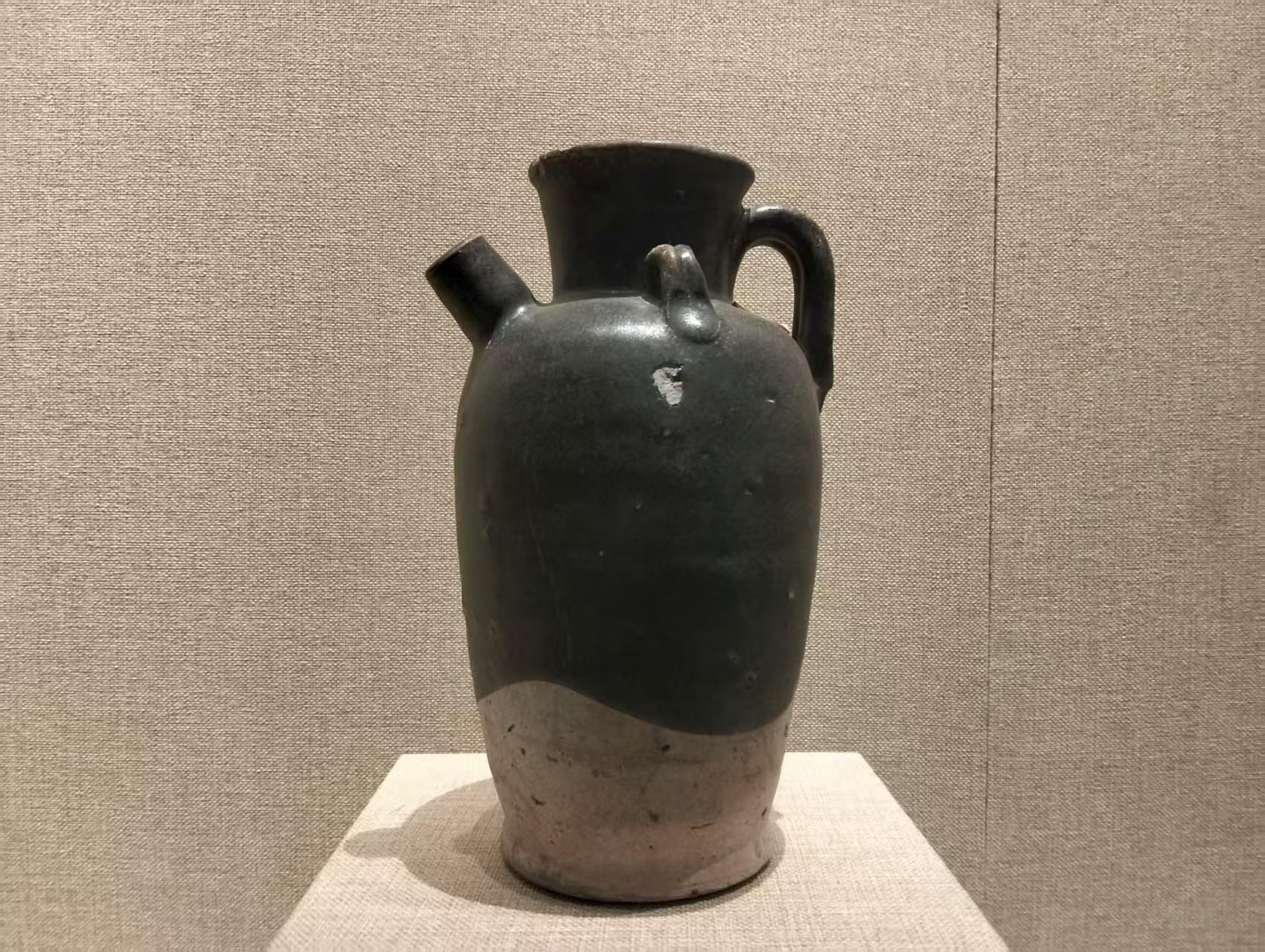 唐黑釉执壶